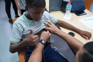 Pacientes siendo evaluado por médicos.