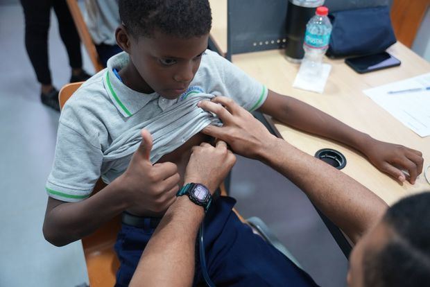 Pacientes siendo evaluado por médicos.