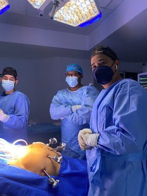 Especialistas del Grupo Urus realizan primeros procedimientos de prostatectomía radicales robóticas en la Capital