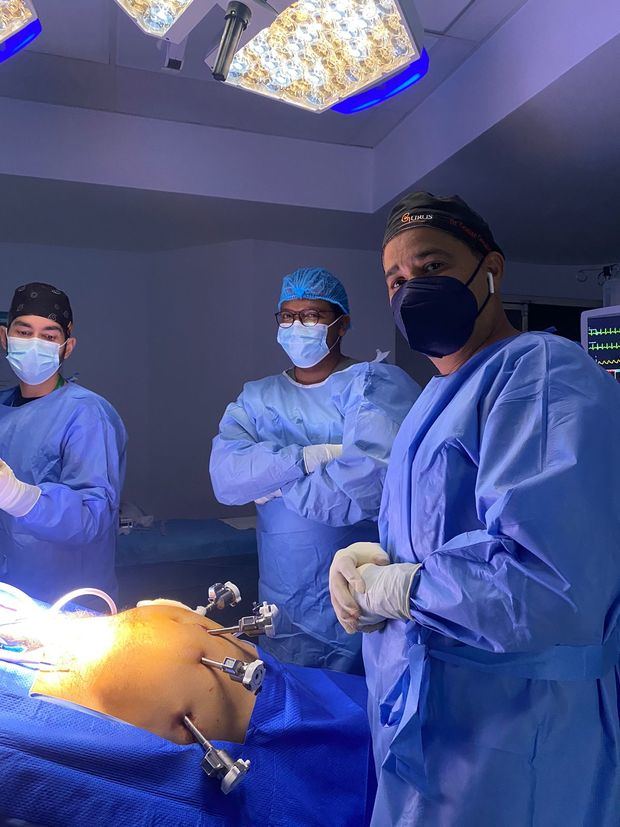 Ronald Cadillo, David Soriano y Cristian González, mientras realizan la cirugía.