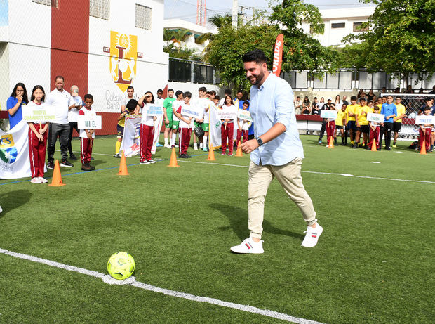 Saque de honor realizado por José Aparicio, Director del Loyola Fútbol Club.