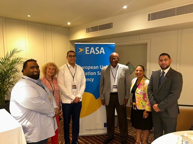 Miguel Mejía, director de Desarrollo Sustentable del IDAC y Oscar Derby, presidente de la Autoridad de Aviación Civil de Jamaica, junto a Luis Ramírez, punto focal de CORSIA; Eleonora Italia, oficial de Cooperación Internacional EASA; Judit de León, en calidad de punto focal de SAF’s y Gregory Ramírez, oficial de Monitoreo, Verificación y Reporte (MRV).