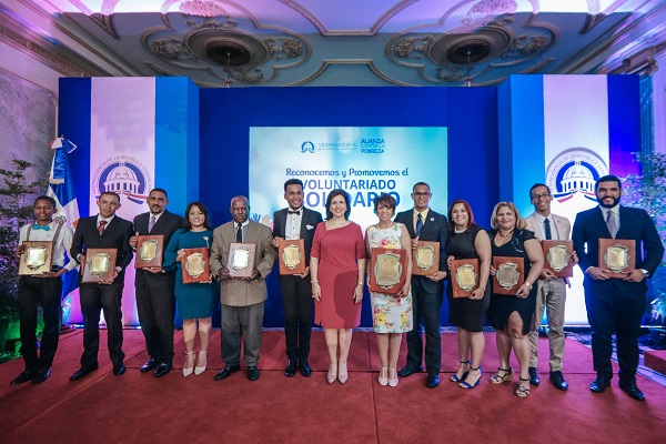 Vicemandataria junto a ganadores de una de las ediciones del premio.