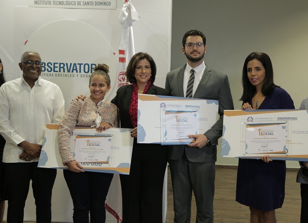 La vicepresidenta de la República, doctora Margarita Cedeño, entrega los premios a varios de los ganadores del Primer Concurso Nacional de Investigación Social. Al centro, Enrique Antonio Penson Brisindi (primer lugar); Ana María Fernández González (tercer lugar, a la izquierda) y Paula Marie Pelletier Montás (cuarto lugar, a la derecha). Les acompaña el rector del Instituto Tecnológico de Santo Domingo (INTEC), Rolando M. Guzmán.