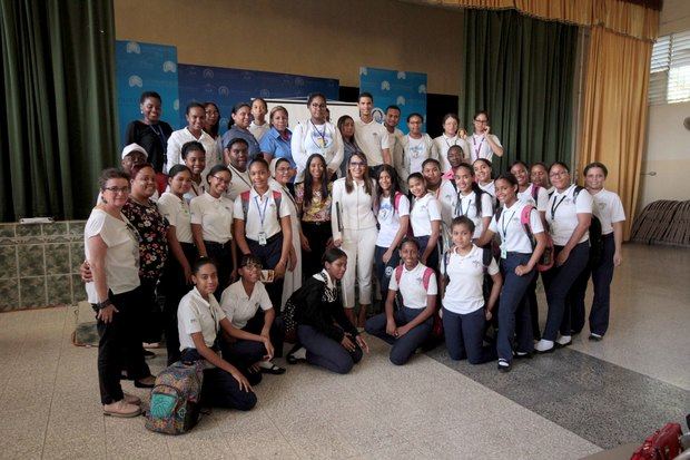 La ingeniera Francina Hungría, presidenta de la fundación que lleva su nombre, dicta la conferencia “Lo mejor de ti, el poder de tu actitud”, a estudiantes del Instituto Politécnico Pilar Constanzo, que concluyeron la capacitación en liderazgo del proyecto Jóvenes Líderes por el Progreso y la Paz de la División de Jóvenes Progresando con Solidaridad. 