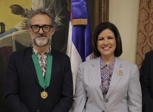 Margarita Cedeño entrega medalla "Bien por Ti" a chef por su lucha contra el hambre
