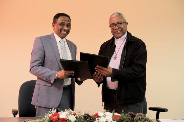 El director de Centros Tecnológicos Comunitarios (CTC), Claudio Doñé; y el superior provincial de los Salesianos de Las Antillas y presidente de la Fundación Salesiana Don Bosco (FSDB), sacerdote Francisco Batista Batista; intercambian carpetas luego de firmar el convenio para llevar tecnología a miles de estudiantes que acompaña la Fundación SalesiEl director de Centros Tecnológicos Comunitarios (CTC), Claudio Doñé; y el superior provincial de los Salesianos de Las Antillas y presidente de la Fundación Salesiana Don Bosco (FSDB), sacerdote Francisco Batista Batista; intercambian carpetas luego de firmar el convenio para llevar tecnología a miles de estudiantes que acompaña la Fundación Salesiana.

ana.

