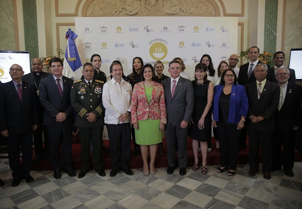 La vicepresidenta de la República, doctora Margarita Cedeño, en compañía de personalidades destacadas del ámbito académico, el Gobierno, el cuerpo diplomático, los medios de comunicación, el arte y la cultura