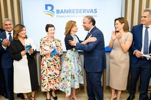 La vicepresidenta Raquel Peña y el administrador general de
Banreservas, Samuel Pereyra, se saludan durante el acto inaugural
de la nueva oficina de representación de la entidad bancaria en
Miami.