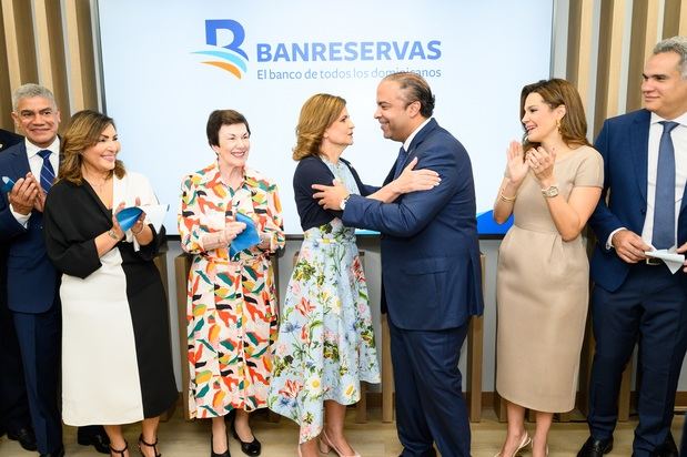 La vicepresidenta Raquel Peña y el administrador general de
Banreservas, Samuel Pereyra, se saludan durante el acto inaugural
de la nueva oficina de representación de la entidad bancaria en
Miami.
