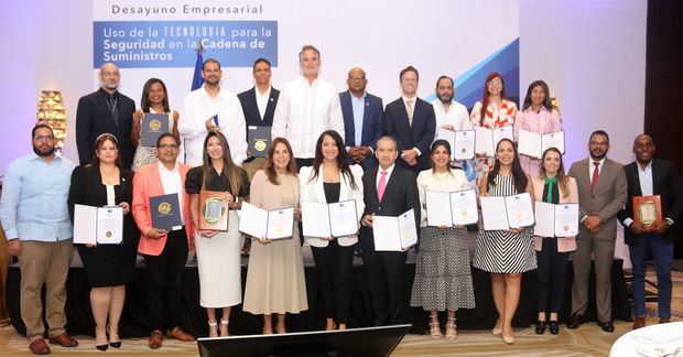 El agregado comercial para la región del Caribe de la Embajada de los Estados Unidos, Bryan Goldfinger; el presidente de BASC Dominicana, Horacio Lomba; los expositores de evento y los representantes de las empresas certificadas con la norma de seguridad BASC.