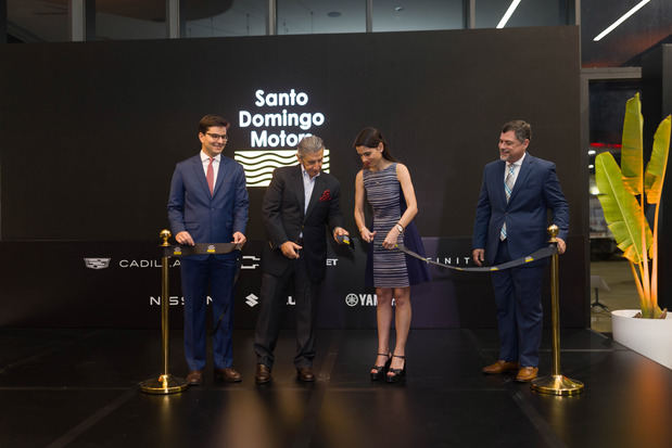 Cortan la cinta inaugural de la sucursal, Miguel Barletta, presidente del consejo de administración de Santo Domingo Motors; Aníbal Rodríguez, presidente de esa empresa y los hermanos Alexis y Justine Anselin Barletta.