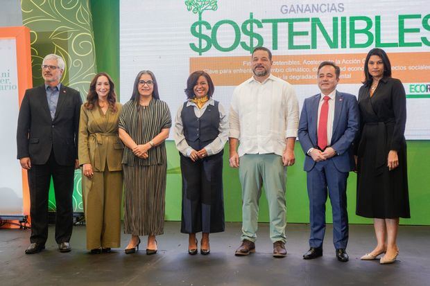 Dania Heredia, Armando Paíno Henríquez y Ana María Díaz con expositores del evento.