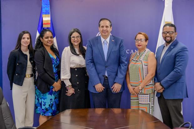 Desde la izquierda, Priscilla Sánz, asistente del ministro de Salud Pública; Yocastia de Jesús, directora interina del DAMAC; Teresa Mártez, presidenta de BioRed Dominicana; Víctor Atallah Ministro de Salud; Bertha Montero, presidente de la Fundación de Mieloma Múltiple; y Juan Manuel Pérez Osorio, presidente de la Fundación Un Amigo Como Tú.