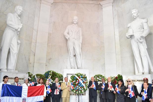 Directivos y miembros del Instituto Duartiano en el Altar de la Patria.