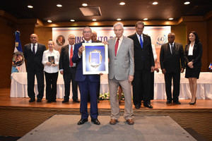 Instituto Duartiano reconoce a Henríquez Gratereaux y al Instituto Politécnico El Ave María