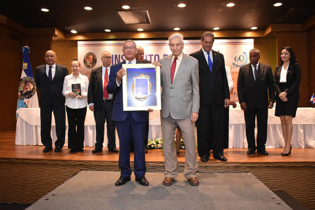 Federico Henríquez Gratereaux recibe el reconocimiento del presidente del Instituto Duartiano, Wilson Gómez Ramírez.