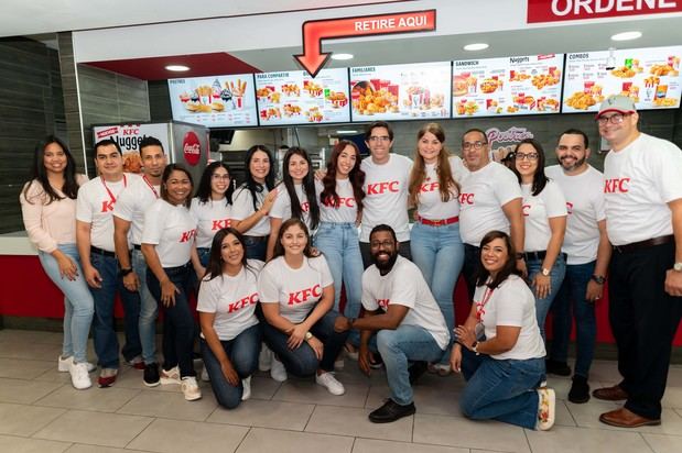 El equipo gerencial de KFC en República Dominicana durante la presentación de los Nuggets.