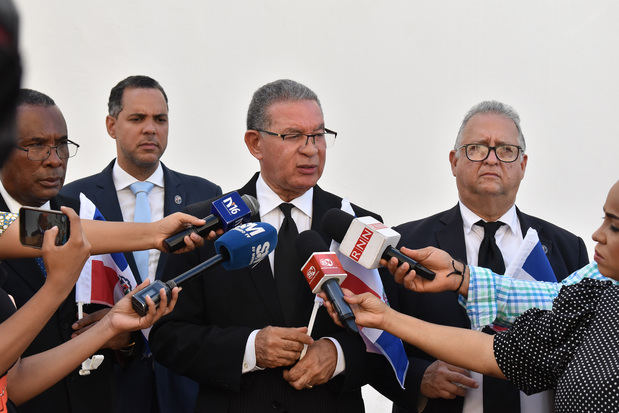 El presidente del ID, Wilson Gómez conversa con medios informativos.