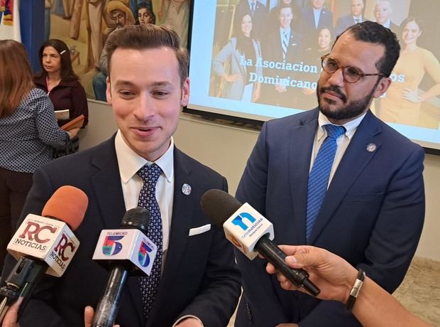 Jeffrey Saavedra, presidente de la Abogados Dominicanos en los Estados Unidos (DBA, por sus siglas en inglés) y Alexis Colón, miembro del comité organizador.