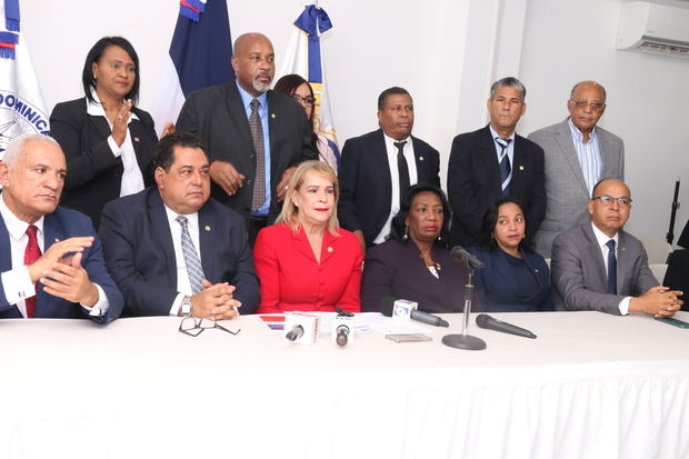 En el centro, la presidenta del Colegio de Notarios, Laura Sánchez Jiménez, junto a directivos del gremio.