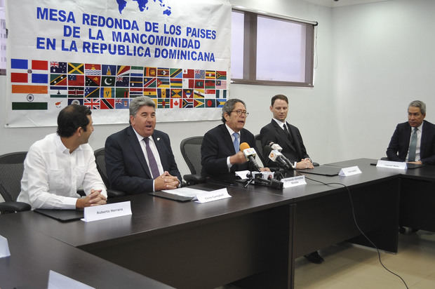 En el centro, el presidente de la Mesa de la Mancomunidad, Fernando González Nicolás, junto a Chris Campbell, embajador británico, Collin Holditch, cónsul general del Canadá; Leonel Melo, presidente de la Cámara Británica de Comercio; y Roberto Rodríguez, directivo de la Mesa de la Mancomunidad.