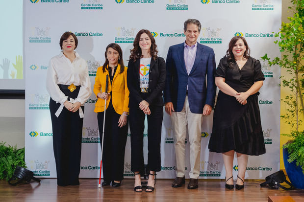 Harally López, Ivelisse Villavicencio, Rosa Mary Rodríguez, Oscar Villanueva y Francesca Luna.