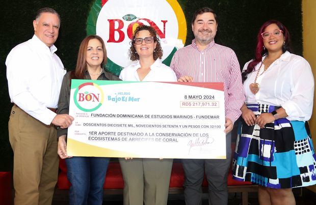Desde la izquierda, José Fernández, gerente legal de Helados Bon; Carolina Pantaleón, directora de mercadeo; Rita Inés Sellares Blasco, directora ejecutiva de Fundemar; Guillermo Botero, gerente general de Helados Bon y Lissett Almonte Castillo, coordinadora.