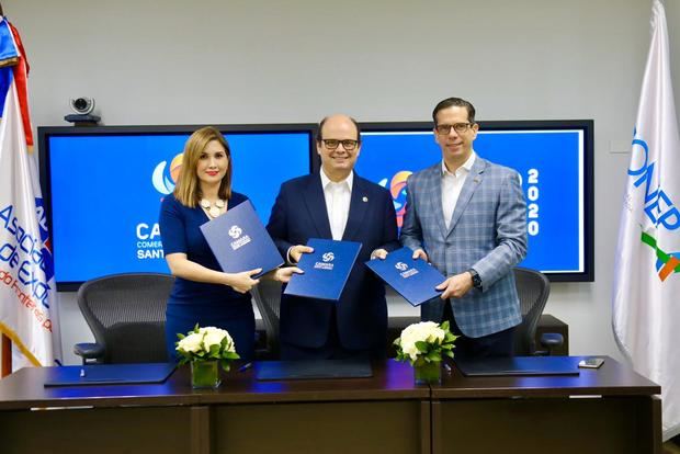 Foto 1:Odile Miniño Bogaert, vicepresidente ejecutiva de Adoexpo; Antonio Ramos, vicepresidente ejecutivo de la Cámara y César Dargam, vicepresidente del Conep, luego de la firma del acuerdo.