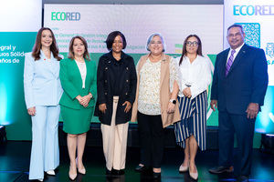 Desde la izquierda, Pilar Haché, directora de asuntos corporativos y sostenibilidad de Claro; Kathia Mejía, directora ejecutiva de Ecored; Dania Heredia, presidenta de esa entidad; Indira De Jesús, viceministra de gestión ambiental; Romina Santroni, socia y fundadora de la firma Santroni Parsons; y Wenceslao Soto, director del consejo directivo de Ecored.