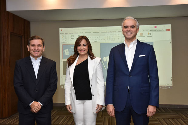 Randall Arias, especialista de la OIT; Laura Peña Izquierdo, presidenta de la Copardom y Luis Miguel De Camps, ministro de Trabajo.