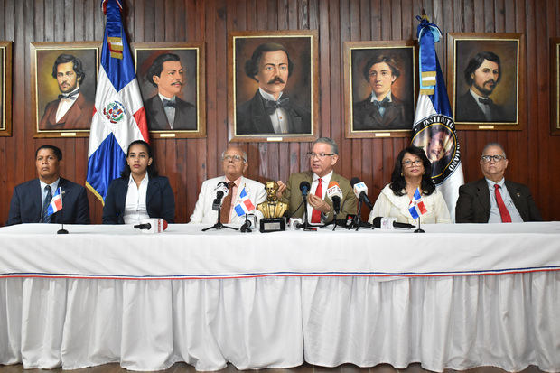 Desde la izquierda, Santos Ramírez y Leni Siri Acosta, miembros del Instituto Duartiano; Julio Manuel Rodríguez Grullón, vicepresidente; Wilson Gómez Ramírez, presidente; Ramona Gómez, miembro y Pilia Moreno, tesorero.