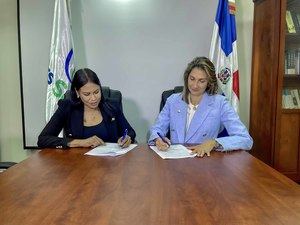 Sonia Feliz y Cynthia León, firman el acuerdo.