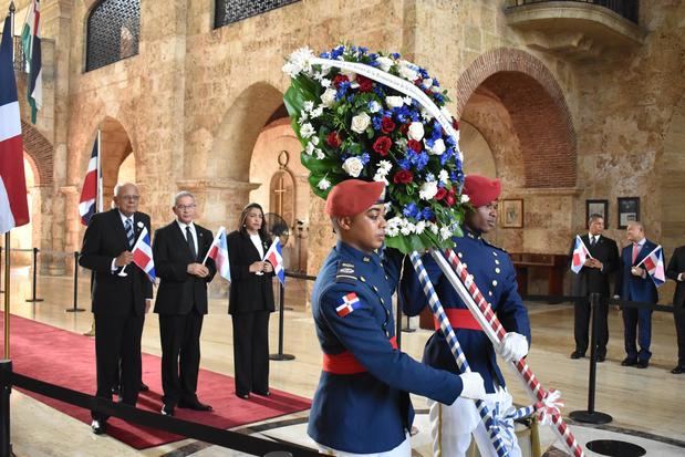 Una guardia militar rinde los honores correspondientes. Se observan, desde la izquierda, Julio Manuel Rodríguez Grullón, vicepresidente; Wilson Gómez Ramírez, presidente y Ramona Gómez, miembro.