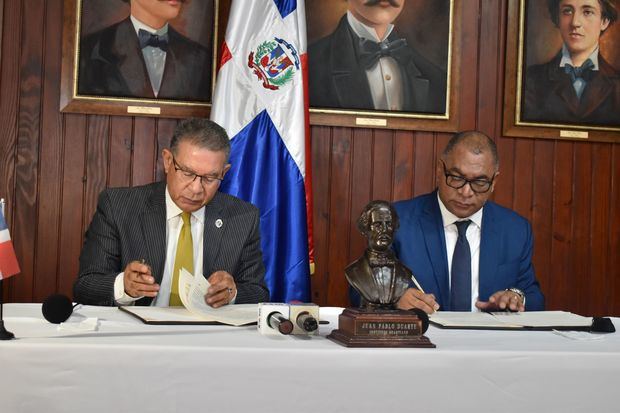 Wilson Gómez Ramírez y Roberto Hernández Basilio en la firma del acuerdo.