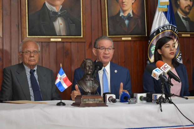 Wilson Gómez interviene acompañado de Julio Grullón y Leni Siri.