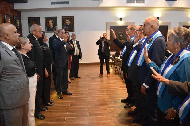 El presidente del Instituto Duartiano, Wilson Gómez Ramírez, juramenta a los nuevos miembros de honor.