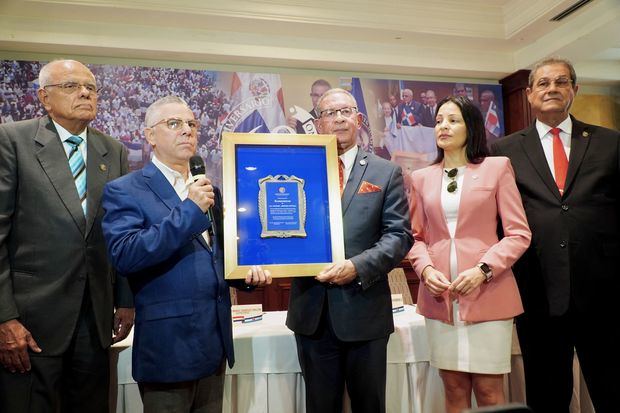 El presidente del Instituto Duartiano, Wilson Gómez Ramírez, entrega un reconocimiento al alcalde Manuel Jiménez.