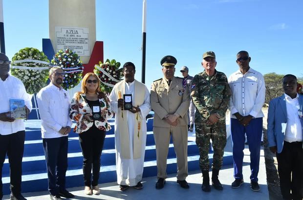 Juan Pablo Uribe le hizo entrega de la medalla conmemorativa de Enriquillo, a la gobernadora Ángela Pérez Díaz y al sacerdote Rafael Antonio Cuello.