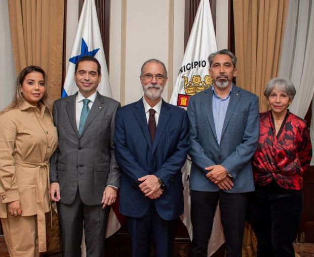 María Fernanda Martínez, Rubén Prato, José Luis Fábrega, Carlos Prato y Rocío de Prato.