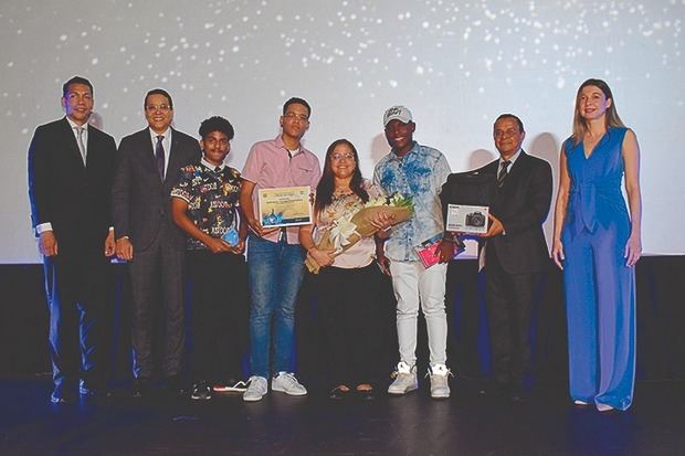 Starlin Núñez, ganador de la categoría Preuniversitaria, acompañado de algunos de sus compañeros de curso, junto a organizadores y patrocinadores del FestMinutoAgua.