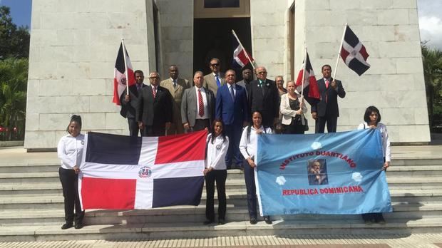 Directivos y miembros del Instituto Duartiano en la ofrenda floral por el 201 aniversario del natalicio del patricio Francisco del Rosario Sánchez.