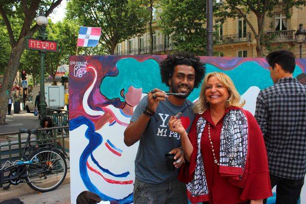 Eddison Montero y la Embajadora Dominicana en Francia  Rosa Hernández de Grullón.