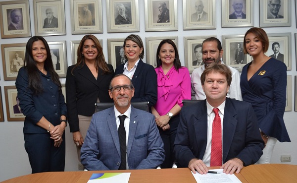 Directivos de los centros de Resolución Alternativa de Controversias de las Cámaras de Comercio y Producción de Santiago y de Santo Domingo (CRC), luego de la firma del convenio.