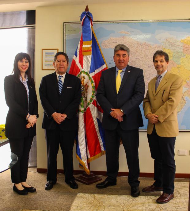 Miriam Stern, Fernández González, el embajador Chris Campbell y José María Cabral.