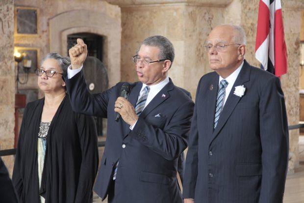 Nelly García, Wilson Gómez Ramírez y Julio Rodríguez Grullón, en la ofrenda.