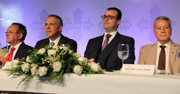 Álvaro Sousa junto a los ministros Ángel Estévez, José Ramón Peralta y Nelson Toca.