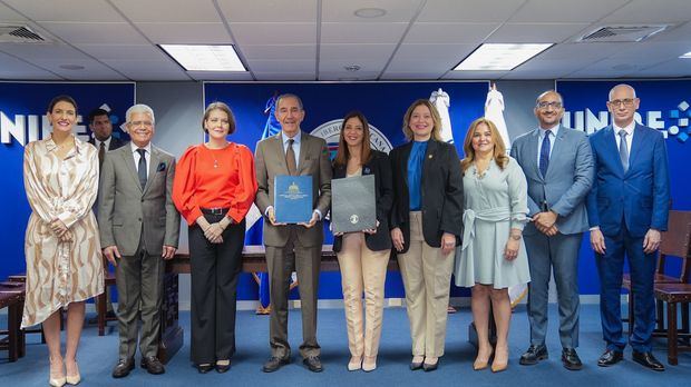 Loraine Amell, José Cancel, Aída Mencía-Ripley, ministro Franklin García, rectora Odile Camilo Vincent, Vhyna Ortega, Grace Cochón, Leandro Féliz, Eloy Álvarez.