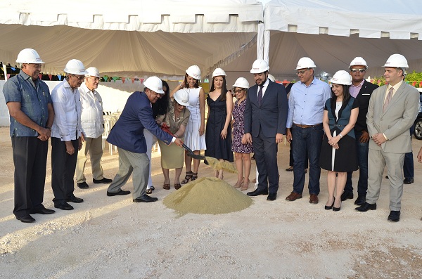  José Rafael Rodríguez Cáceres, Susi Gatón y María Cáceres Rodríguez, realizan primer Palazo del Proyecto Residencial, les acompañan socios y ejecutivos