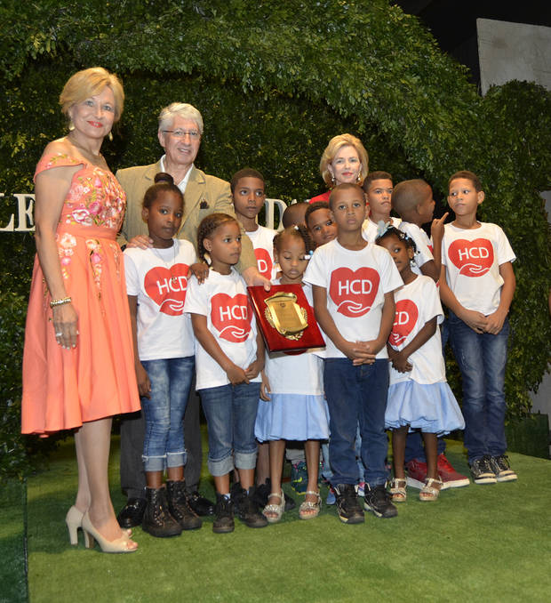 Foto 25 Reconocimiento al Dr. Aubyn Marath, les acompañan Susana Mesina de Caro, Matilde Farah y grupo de niños .